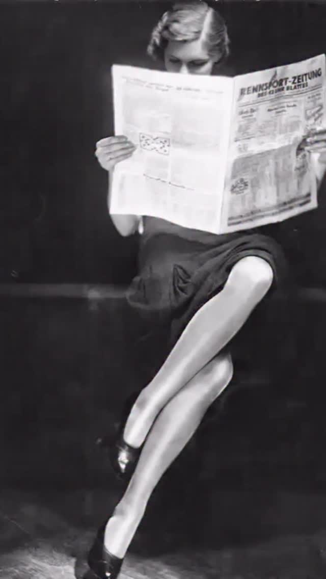 Yva #reading #newspaper #moderne #photographer #yva #yvaandhertime #blackandwhite #berlin #berlinphotographer #jewishphotographers #photoart #avantgarde #1920s #fashionphotography #fashionhistory